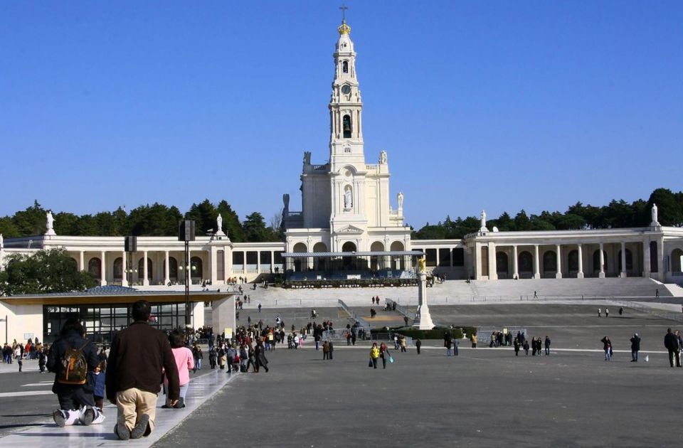 From Lisbon: Day Tour to Fatima, Nazaré and Óbidos - Exploring Nazaré