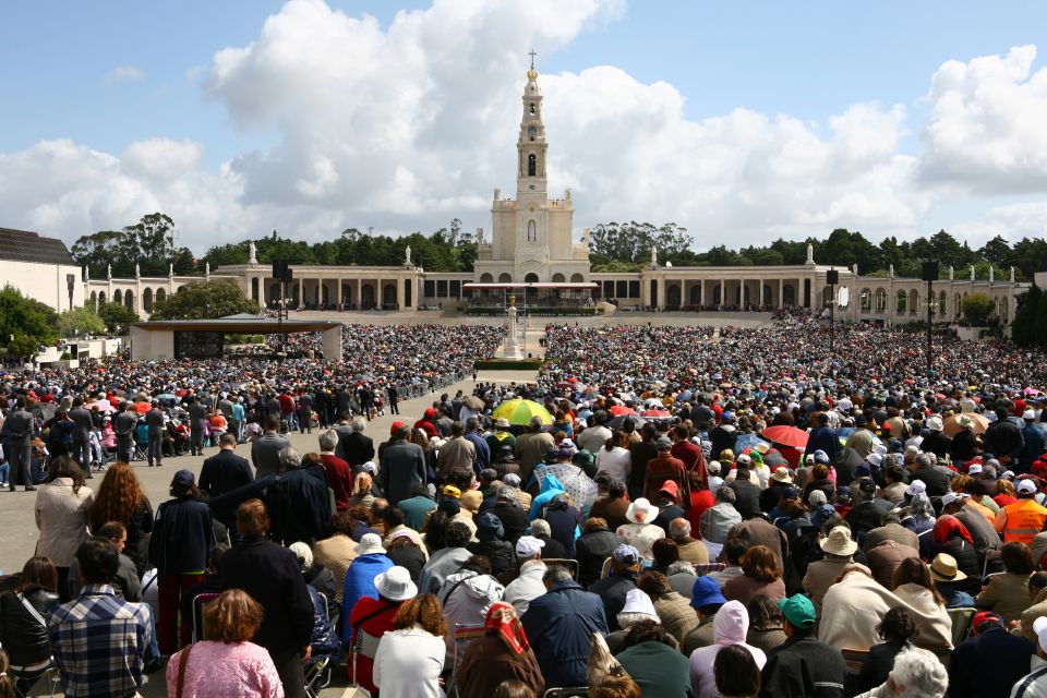 From Lisbon: Van Tour to Fatima, Nazare and Obidos - Visit to Fatima