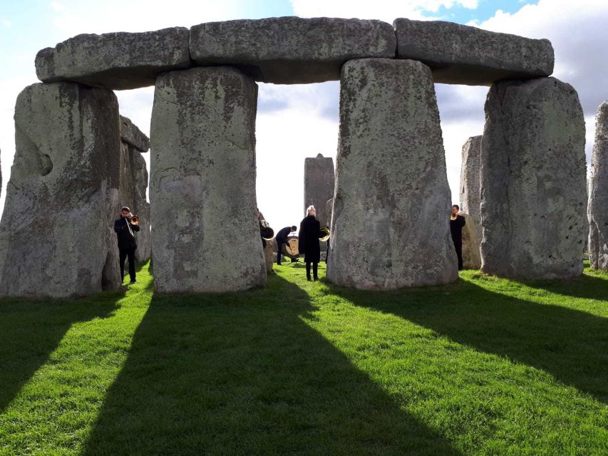 From London: Stonehenge, Bath & Lacock Full-Day Sunrise Tour - Tour Features and Amenities