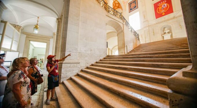 From Madrid: Guided Day Trip to Chinchon, Aranjuez & Toledo - Exploring Chinchón
