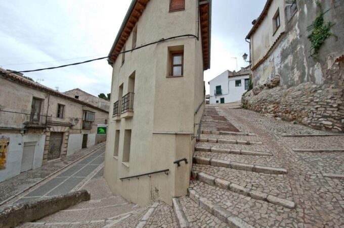 From Madrid: Guided Day Trip to Chinchon, Aranjuez & Toledo - Taking in the History of Toledo
