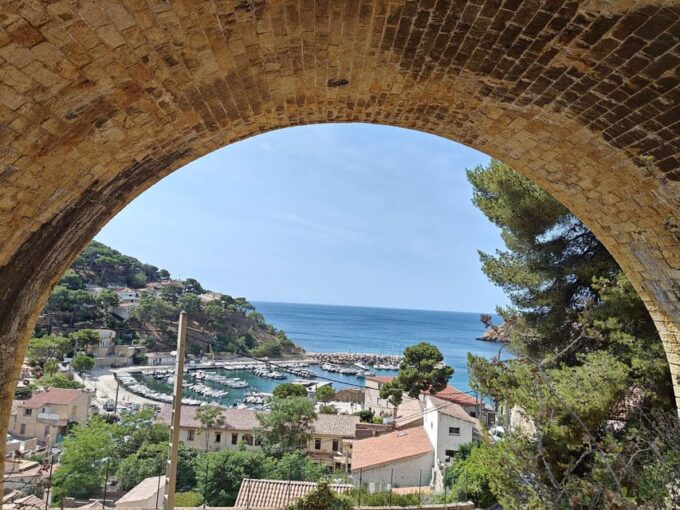From Marseille to the Calanques Blueues by Train, Hike, Lagoons and Villages - Ask Away