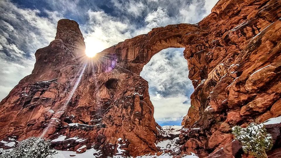 From Moab: Arches National Park 4x4 Drive and Hiking Tour - Picnic Lunch Break