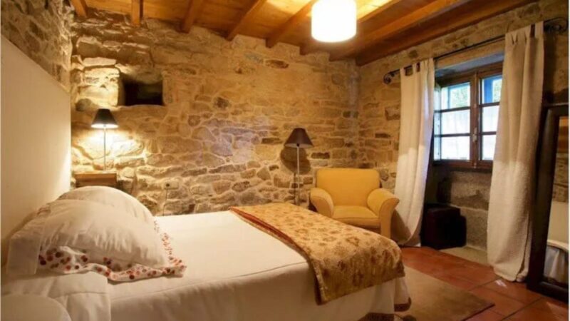 From Oia: 9-Day Guided Camino Walking Tour to Santiago - Included Services and Amenities