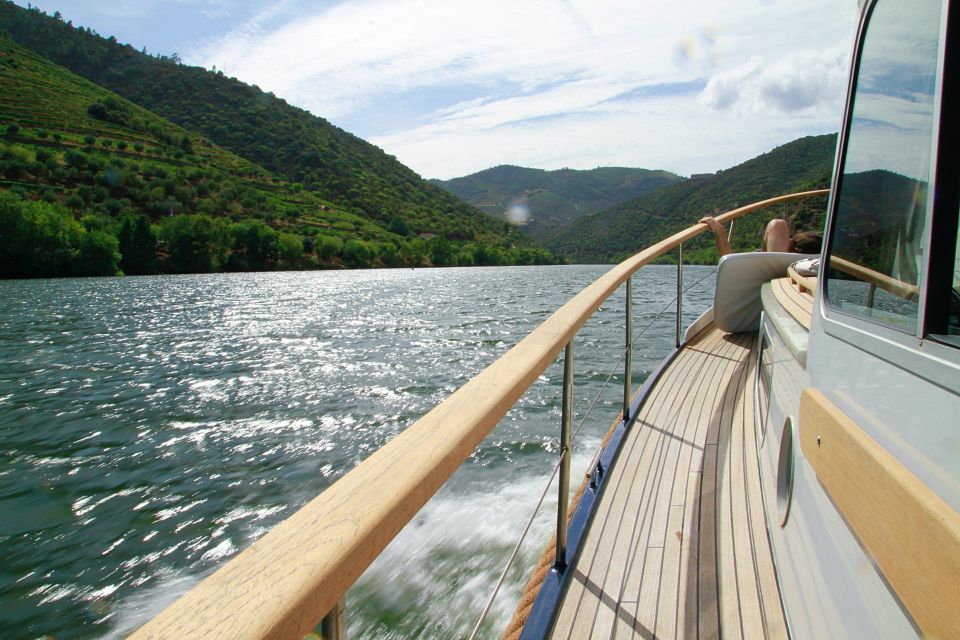From Pinhão: Private Yacht Cruise Along the Douro River - Boat Features and Amenities
