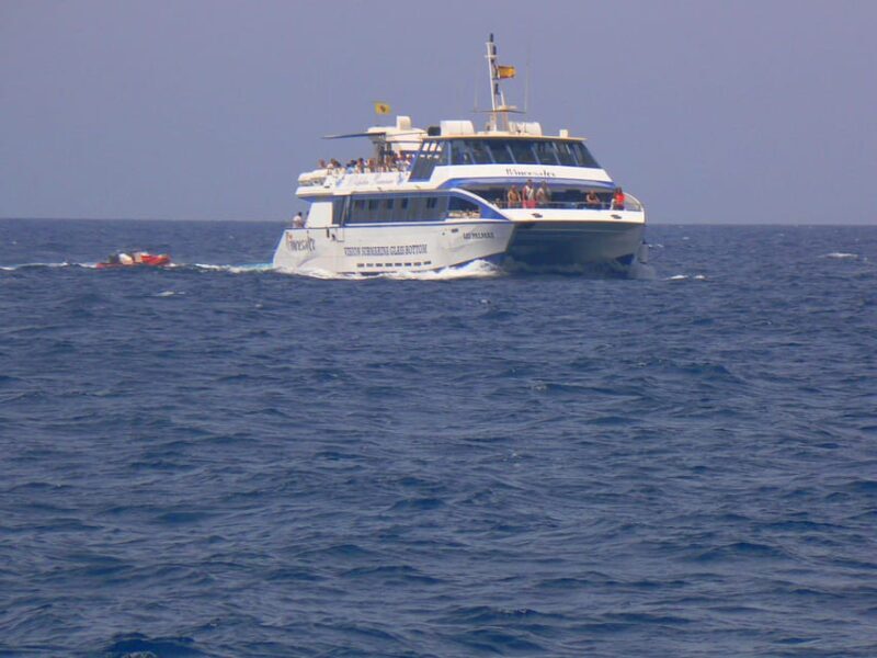 From Puerto Rico: Boat trip along the coast w/ Food & Drinks - Key Points