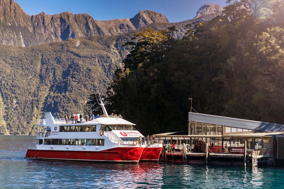 From Queenstown: Milford Sound, Observatory & Cruise W Lunch - Live Tour Guide