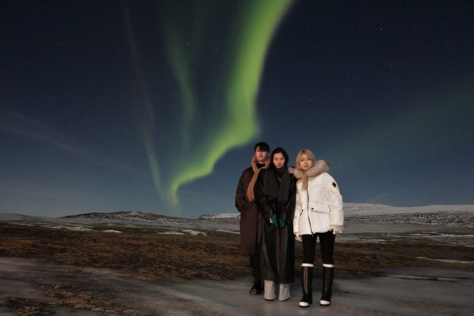 From Reykjavík: Northern Lights Tour with Hot Cocoa & Photos - Transportation and Timing: What You Need to Know