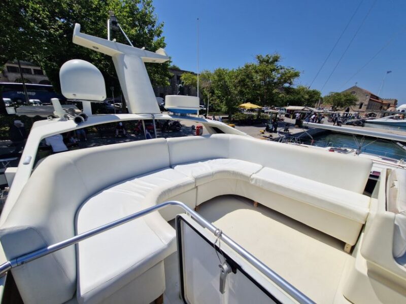 From Rhodes: Yacht Cruise to Lindos With Lunch and Drinks - Onboard Amenities