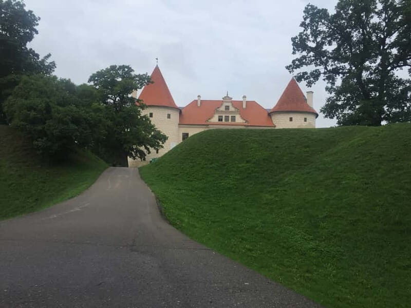 From Riga: Vilnius One-Way Tour with Sightseeing Stops - In-Depth Look at the Tour Components