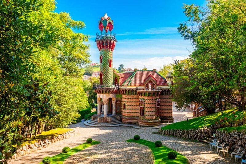 From Santander: Capricho Gaudí with entrance, Santillana and Redwood Forest. - Key Points