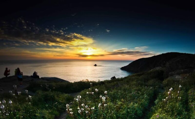 From Santiago: Finisterre Lighthouse Sunset Tour - Itinerary Highlights