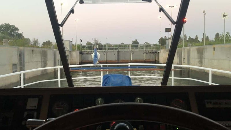 From the magic of the lakes to the ingenuity of Leonardo: sailing through waters and locks - Who Will Love This Experience?
