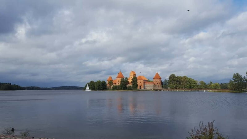 From Vilnius: Trakai Castle and Paneriai Memorial Tour - An In-Depth Look at the Tour Experience
