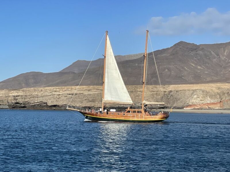 Fuerteventura: Sunset Boat Trip With DJ, Food & Drinks - Experience Highlights
