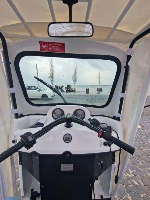 Full City of Lisbon on Board of a Tuk Tuk/Private Car - Panoramic Tour of Lisbon