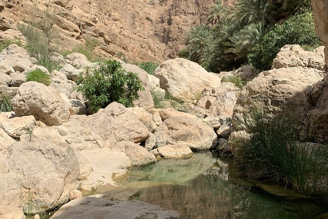 Full Day Private Tour to Wadi Shab and Bimmah Sinkhole - Exploring Bimmah Sinkhole