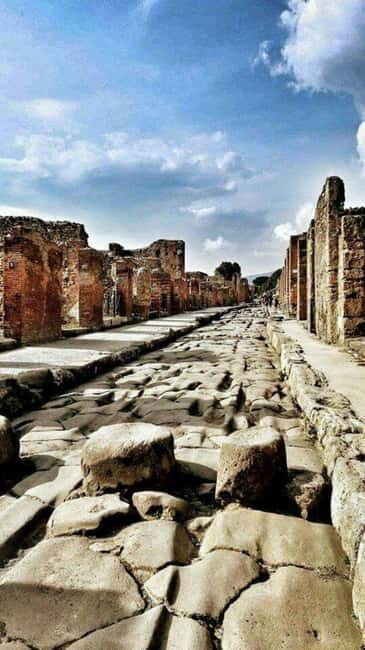 Full-day tour of Pompeii with guided visit to the archaeological excavations - An authentic journey through history