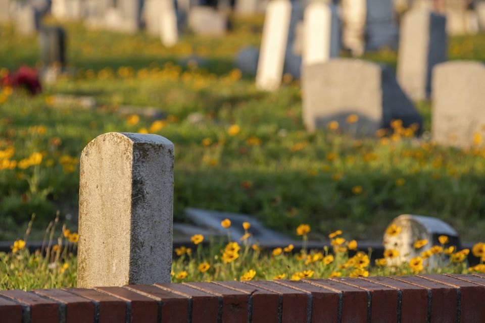Galveston: Old City Cemetery Walking Tour With Local Guide - Exploring the Haunted City Cemetery