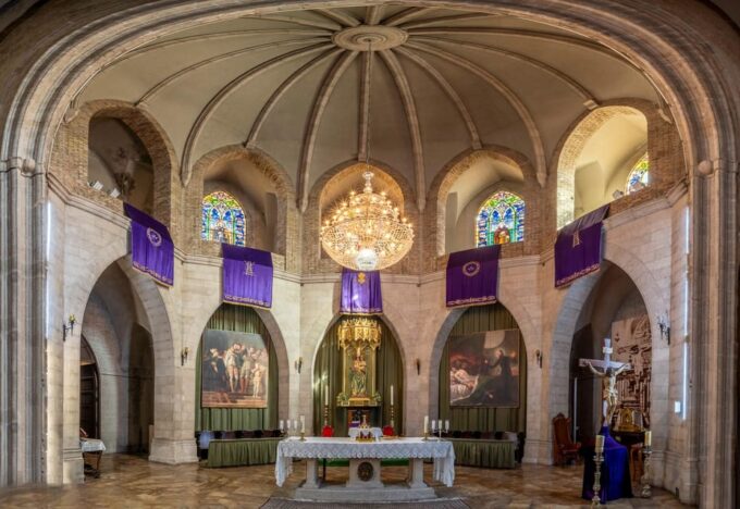 Gandía: Entrance to the Insigne Collegiate Church of Gandía - Exploring the Gothic Architecture and Chapels