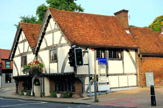 Gatwick Airport: Affordable Transfer to Winchester, Hants - Sum Up