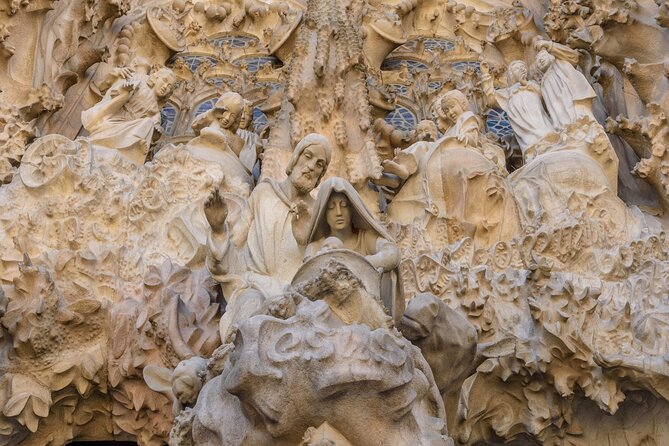 Gaudis Barcelona: Sagrada Familia, Casa Batllo & Mila Tour - Experiencing Casa Milà