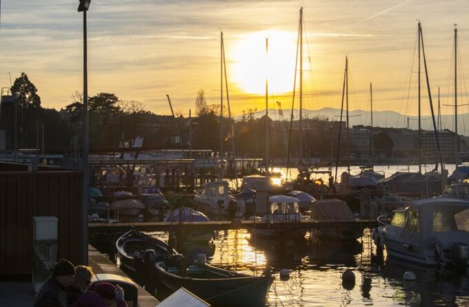 Geneva: Express Walk With a Local in 60 Minutes - Local Insights and Recommendations