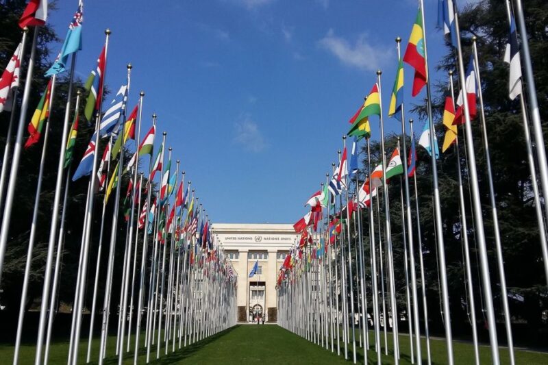 Geneva: International Area & Old Town Guided Bus Tour - Tour Format