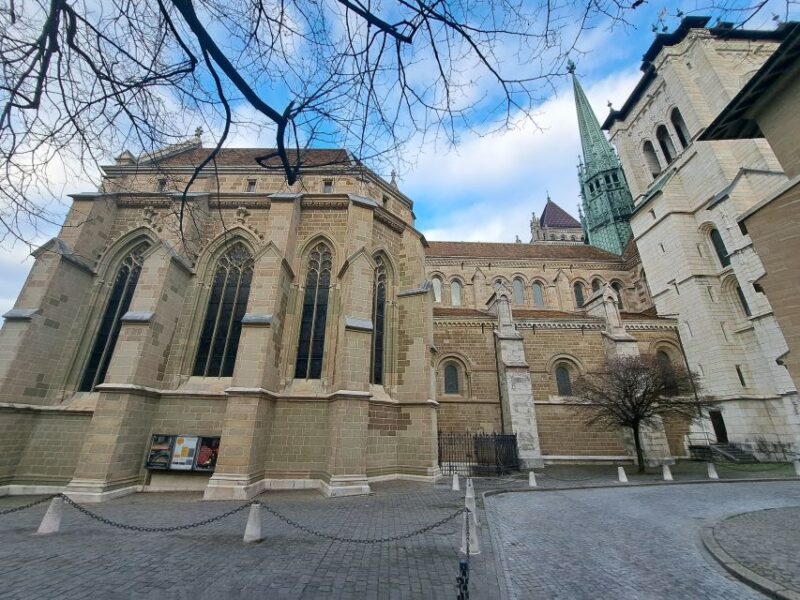 Geneva: International Area & Old Town Guided Bus Tour - Tour Features