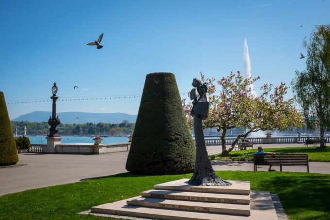 Geneva: International Area & Old Town Guided Bus Tour - Meeting Point and Departure