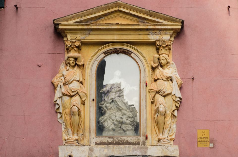 Genoa: Secret Corners Photography Tour and Traditional Snack - Discover Genoas Captivating Alleys