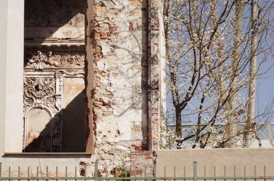 Genoa: Secret Corners Photography Tour and Traditional Snack - Taste a Traditional Genoese Snack