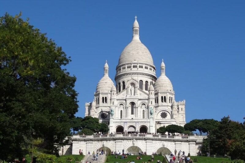 German Private Walking Tour Through Montmartre & Passages - Artistic Insights at Place Du Tertre