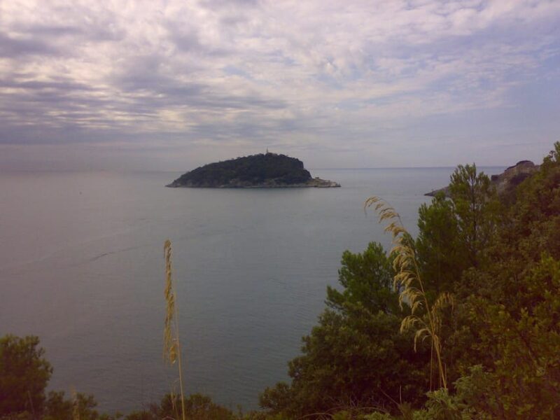 GHP LUXURY BOAT 4 HOURS PRIVATE TOUR - GULF OF THE POETS - The Sum Up
