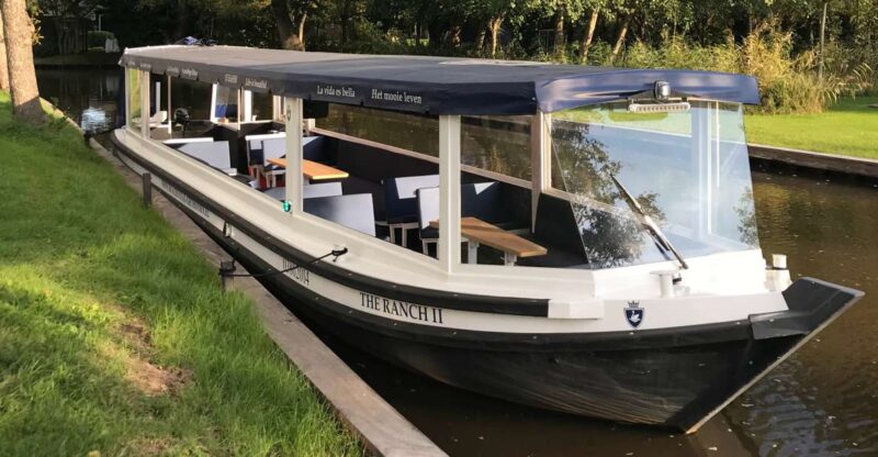 Giethoorn: 1 Hour Luxury Private Boat Tour With Local Guide - Good To Know