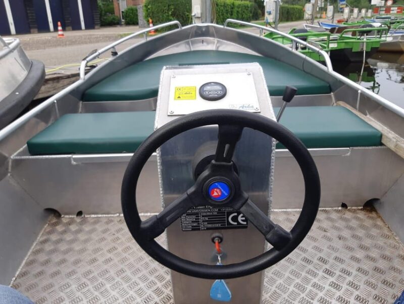 Giethoorn: 2 Hours 6 Persons Boat Steeringwheel + Cushions - Booking Process