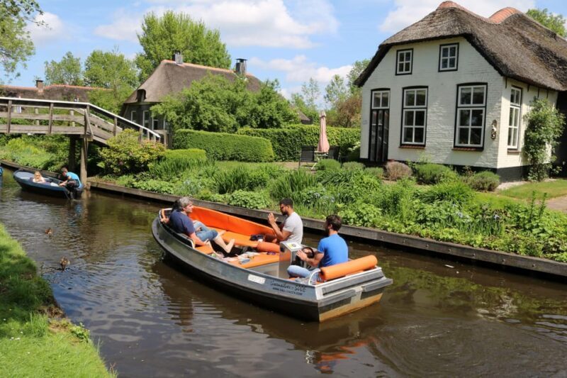 Giethoorn: 2,5 Hours 7 persons boat steeringwheel + cushions - An In-Depth Look at the Giethoorn Boat Experience