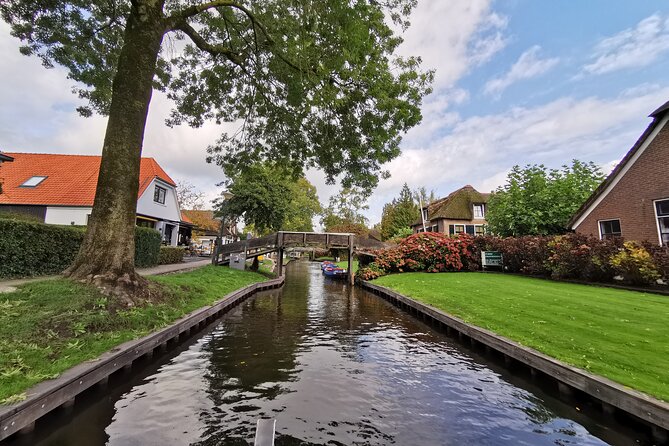 Giethoorn, Afsluitdijk, Zaanse Schans Day Tour Mini VIP Bus Incl. Hotel Pick Up - Weather Contingency