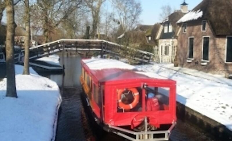 Giethoorn: Canal cruise Giethoorn village and lake - What to Expect from Your Giethoorn Canal Tour