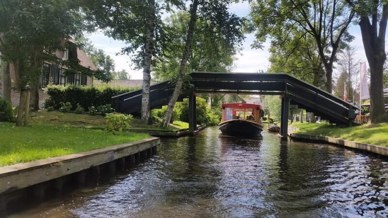 Giethoorn: Canal cruise Giethoorn village and lake - Who Should Consider This Experience?