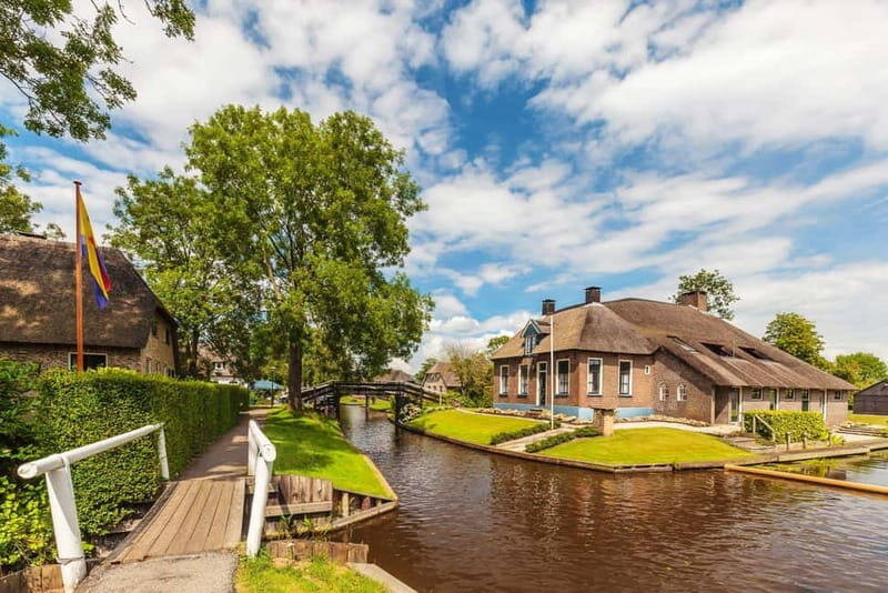 Giethoorn: Canal Cruise & lake Tour & Sightseeing Village - Authenticity and Experience