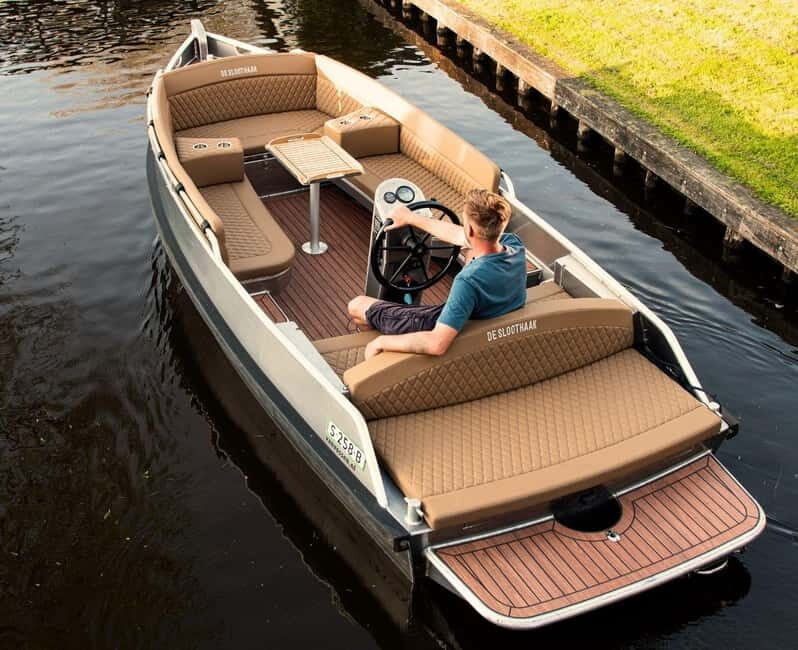 Giethoorn centre: Private tour with local tourguide - Why Choose a Private Boat Tour in Giethoorn?