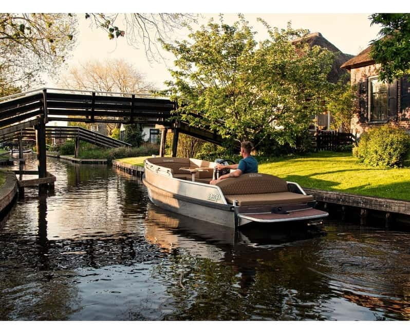 Giethoorn centre: Private tour with local tourguide - The Experience of the Boat: Comfort, Views, and Atmosphere
