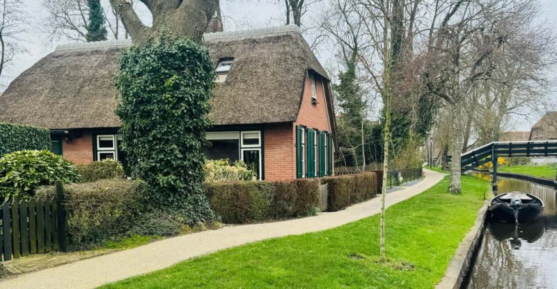 Giethoorn: Exclusive Private Tour of the Dutch Venice - Canal Cruise Experience