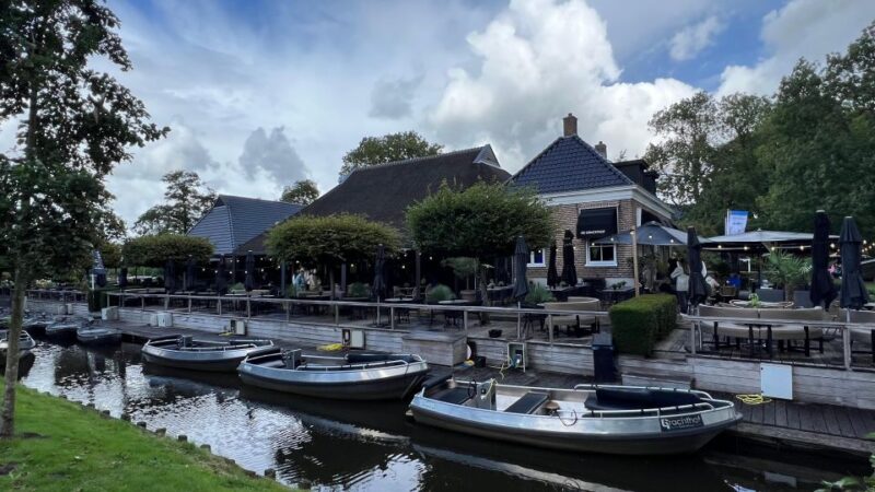 Giethoorn: Highlights & History Self-Guided Walking Tour - Tour Experience Features