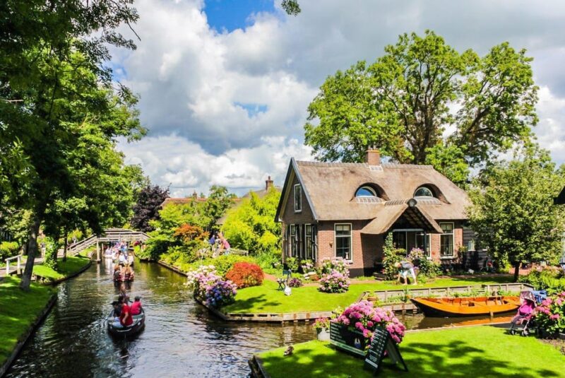 Giethoorn: Private Boat Tour With Free Drinks - Good To Know