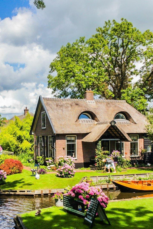 Giethoorn: Private Boat Tour With Free Drinks - Restrictions to Consider
