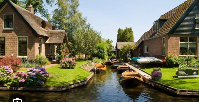 Giethoorn Private Day Tour From Amsterdam Including BoatTour - Tips for Your Visit
