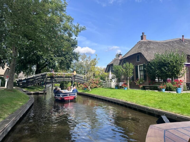Giethoorn: Round trip from Amsterdam optional guided cruise - The Details of the Tour