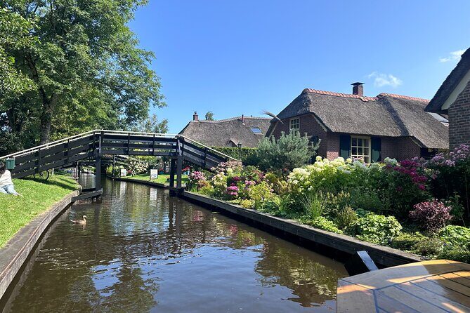 Giethoorn Roundtrip Transport with Optional Guided Canal Cruise - Key Points